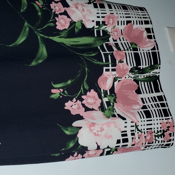 Vince Camuto | Floral Dress - Picture 3 of 5